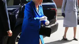 Ratu Elizabeth setibanya di Rumah Sakit Anak Royal Manchester, Inggris, Kamis (25/5). Kedatangan Ratu Elizabeth untuk mengunjungi anak-anak korban serangan bom di konser Ariana Grande yang sedang menjalani pemulihan di RS itu (Peter Byrne/Pool via AP)
