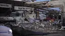 Kerusakan terlihat setelah tornado menerjang di gedung Sinnott Tree Service di McCook, Illinois, Rabu (12/7/2023). (AP Photo/Nam Y. Huh)