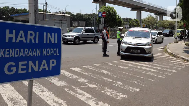 FOTO: Pengendalian Mobilitas Ganjil Genap Pengunjung TMII