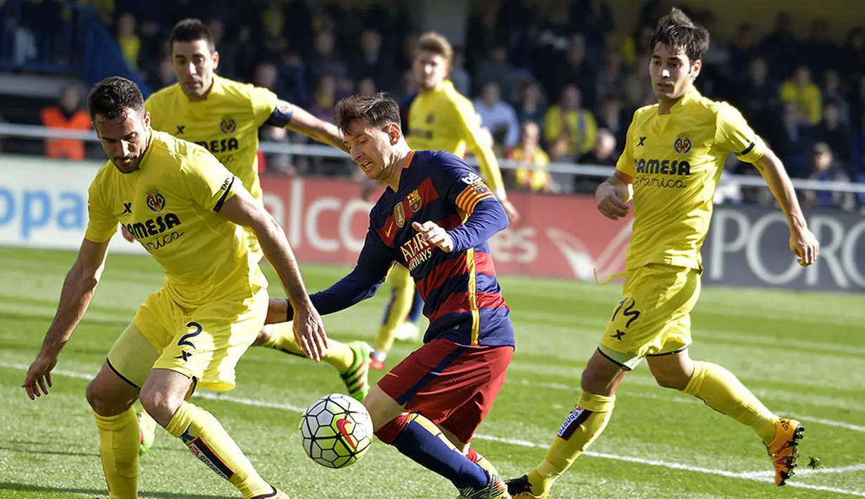 Penyerang Barcelona, Lionel Messi, berusaha melewati hadangan bek Villarreal, Mario, pada laga La Liga Spanyol di Stadion El Madrigal, Vila-real, Minggu (20/3/2016). Kedua tim bermain imbang 2-2. (AFP/Jose Jordan)