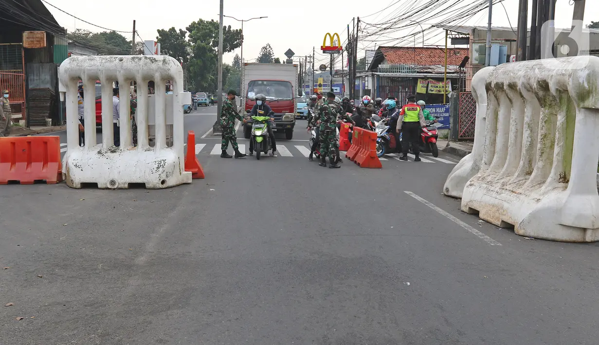 Suasana Pos Penyekatan di Jalan Raya Bogor, Jakarta, Rabu (20/7/2021). Penyekatan tersebut merupakan tindak lanjut dari kebijakan Pemberlakuan Pembatasan Kegiatan Masyarakat (PPKM) Level 4 hingga 25 Juli 2021. (Liputan6.com/Herman Zakharia)