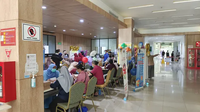 Sejumlah pasien sedang menunggu antrean di RSUD Kisa Kota Depok