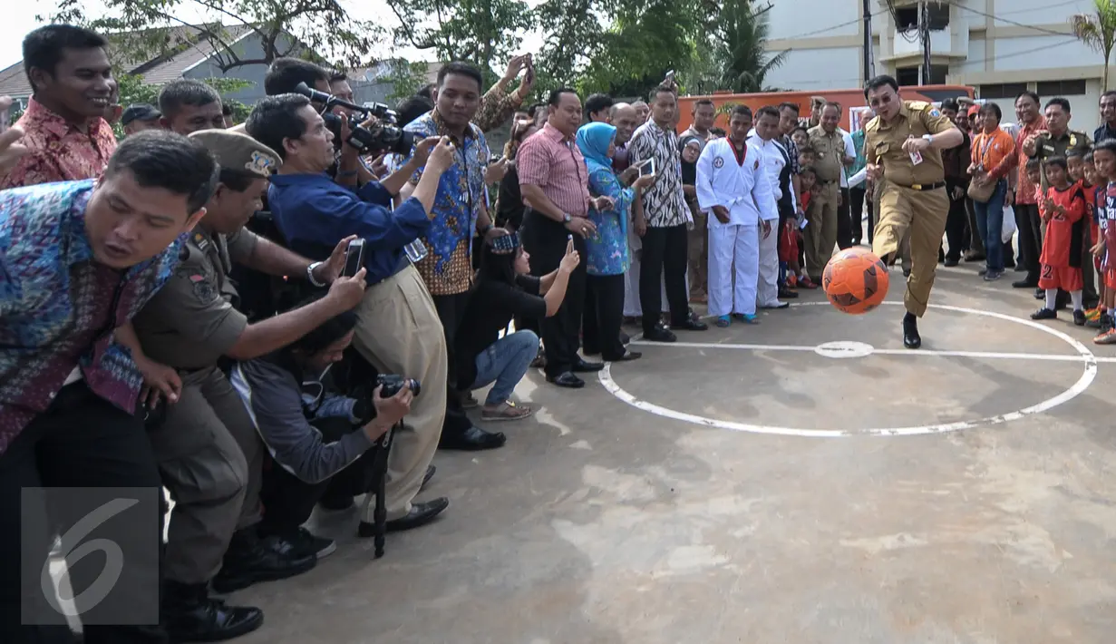 Gubernur DKI Basuki Tjahaja Purnama bermain bola usai meresmikan RPTRA Rusun Cipinang Besar Selatan (Cibesel),  Jakarta, Selasa (23/8). Kehadiran Ahok untuk meresmikan RPTRA Cibesel sempat mendapat penolakan dari sejumlah warga (Liputan6.com/Yoppy Renato)