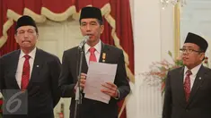 Presiden Jokowi (tengah) memberikan pernyataan pers terkait kecelakaan Pesawat Trigana di Papua, Jakarta, Senin (17/8/2015). Presiden telah menugaskan tim taktis untuk mengevakuasi Pesawat Trigana Air yang jatuh. (Liputan6.com/Faizal Fanani)