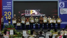 Wakil Presiden Ma'ruf Amin didampingi Ketua KPK Agus Rahardjo berfoto bersama penerima penghargaan saat acara Hari Anti Korupsi Dunia (Hakordia) 2019 di Gedung Penunjang KPK, Jakarta, Senin (9/12/2019). Hari Antikorupsi Sedunia diperingati setiap 9 Desember. (Liputan6.com/Faizal Fanani)