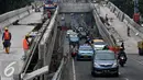 Sejumlah kendaraan melintas di dekat pembangunan proyek Jalan layang Ciledug-Tendean, Jakarta, (26/8). pembangunan Jalan layang (Flyover) Koridor 13 rute Ciledug-Tendean-Blok M sudah mencapai 80%. (Liputan6.com/Johan Tallo)