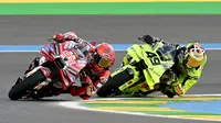 Marc Marquez mengalahkan Fabio Di Giannantonio pada Sprint Race MotoGP Brasil 2026. (EVARISTO SA / AFP)