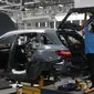 Pekerja menyelesaikan perakitan mobil Mercedes Benz di Pabrik Mercedes Benz, Wanaherang, Bogor (11/12). Mercededes-Benz C-Class generasi terbaru kini resmi masuk jalur produksi pabrik Mercedes-Benz di Wanaherang, Bogor. (Liputan6.com/Herman Zakharia)