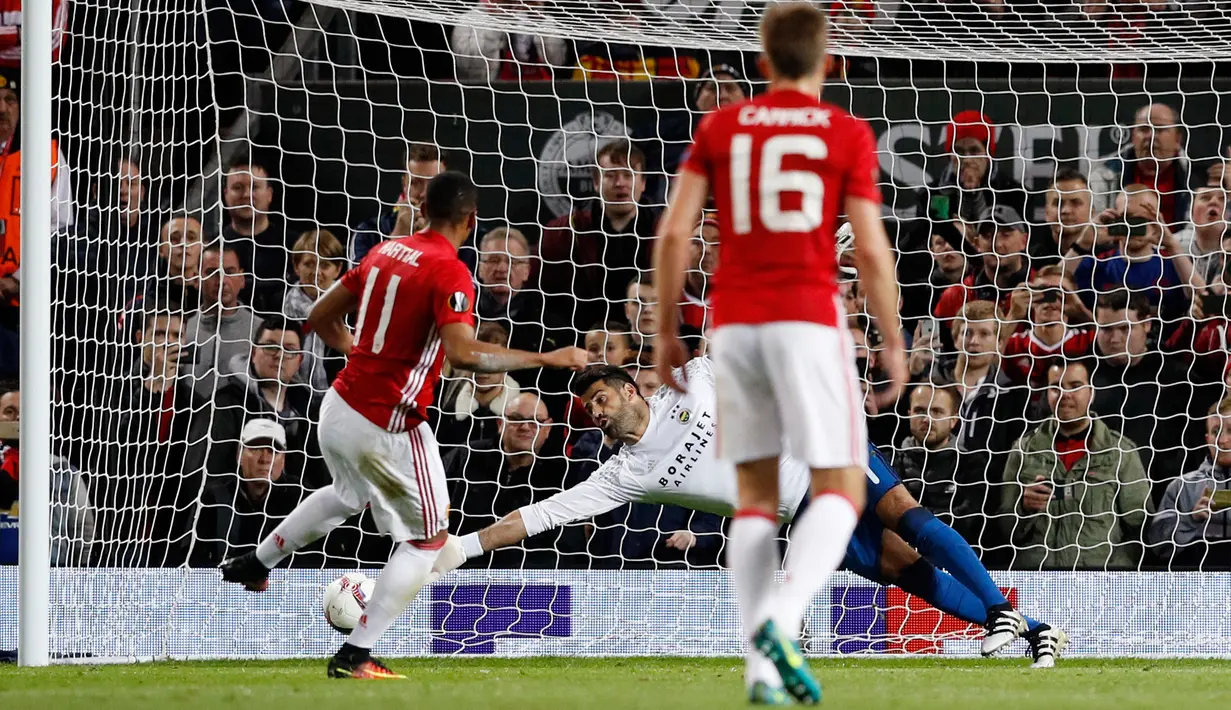 Tendangan pemain MU, Anthony Martial yang berhasil membobol gawang Fenerbahce lewat tendangan penalti, Manchester, Inggris (20/10). MU mendapatkan dua tendangan penalti yang berhasil dimanfaatkan dengan baik. (Reuters/ Phil Noble)