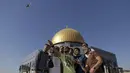 Hakem Shtayeh (tengah) berfoto selfie dengan teman-temannya di depan kubah Ash-Shakhrah di area Masjid Al-Aqsa, Yerusalem, 29 Juni 2015. (REUTERS/Ammar Awad)