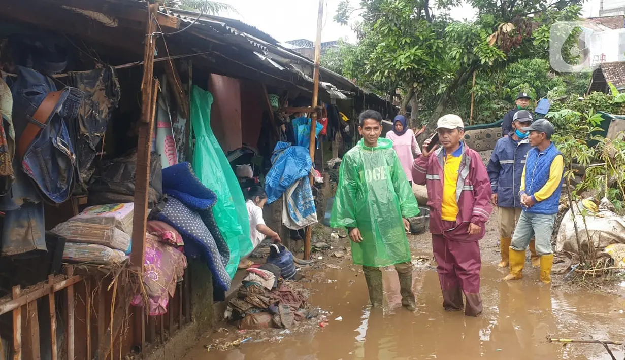 <p>Sejumlah orang memeriksa kondisi pasca banjir bandang Garut di kawasan Cimacan, Desa Jayaraga, Kecamatan Tarogong Kidul, Sabtu (16/7/2022). Selain banjir, curah hujan yang cukup tinggi tadi malam di Kabupaten Garut, menyebabkan jalur utama jalan raya Banjarwangi di wilayah Garut selatan, terputus akibat longsor. (Liputan6.com/Jayadi Supriadin)</p>