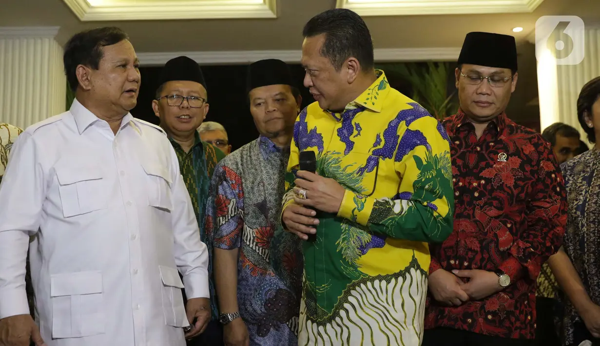 Ketua MPR RI, Bambang Soesatyo (kedua kanan) bersama Ketua Umum Partai Gerindra, Prabowo Subianto serta pimpinan MPR RI memberi keterangan usai melakukan pertemuan di Jakarta, Jumat (11/10/2019). Pertemuan membahas dinamika perpolitikan di tanah air. (Liputan6.com/Helmi Fithriansyah)