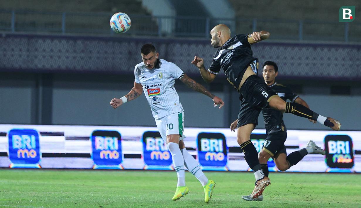 <p>Pemain PSS Sleman, Ievgen Bokhasvili (kiri) berusaha menyundul bola dibayangi pemain Dewa United, Risto Mitrevski pada laga pekan ke-15 BRI Liga 1 2023/2024 di Stadion Indomilk Arena, Tangerang, Jumat (6/10/2023) malam WIB. (Bola.com/M Iqbal Ichsan)</p>