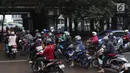 Pengendara motor melintasi jalan setapak di kolong tol di kawasan Lebak Bulus, Jakarta, Selasa (13/2). Untuk menghindari macet sebagian pengendara memanfaatkan jalan setapak tersebut untuk memersingkat waktu tempuh. (Liputan6.com/Immanuel Antonius)