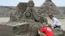 Hingga H-2 penyelenggaraan pameran patung pasir di pantai Yasashigaura, Asahi, Chiba, Jepang, (13/7/2014), sejumlah seniman patung masih berusaha menyelesaikan karya mereka. (AFP PHOTO/Toshifumi Kitamura)