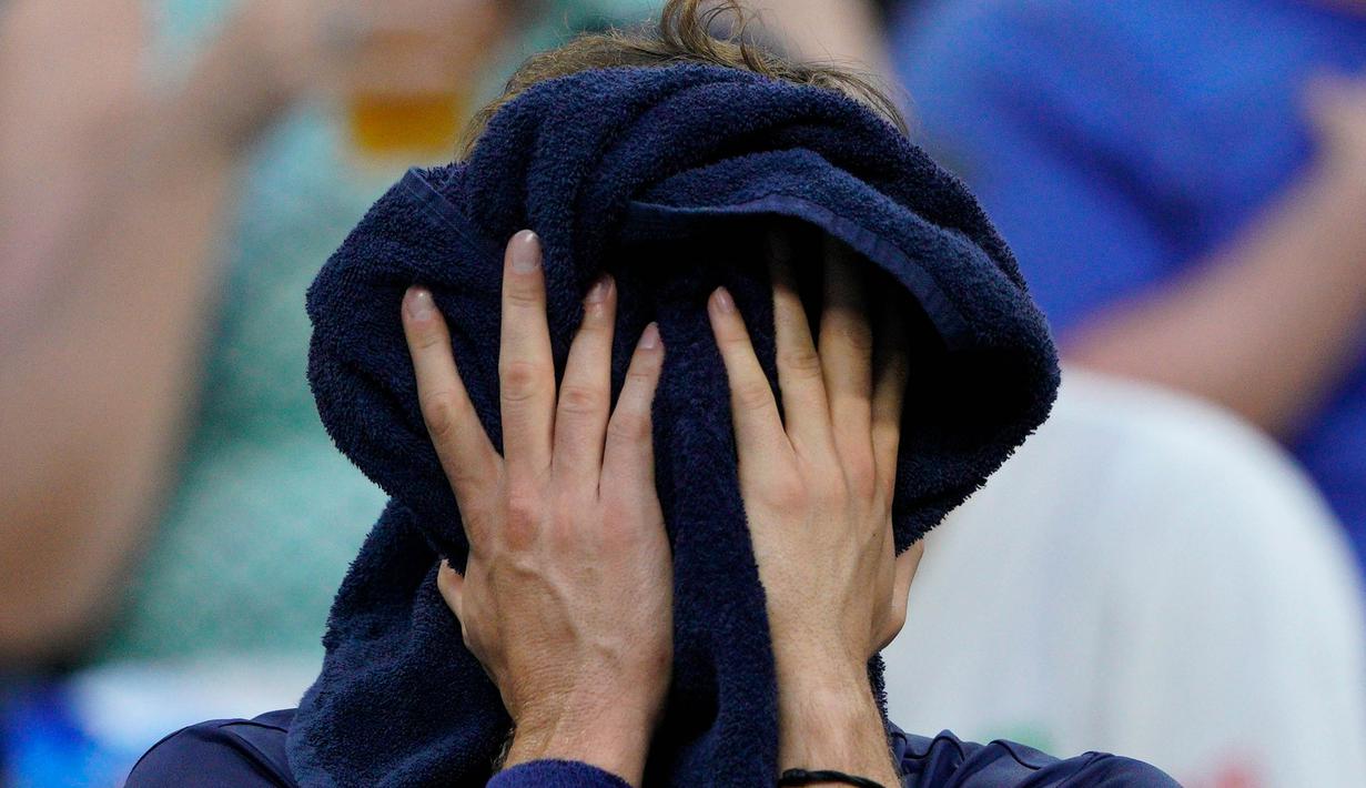 Petenis Rusia Daniil Medvedev mengelap wajahnya saat pertandingan babak keempat melawan Alex de Minaur (Australia) pada kejuaraan tenis AS Terbuka, Senin, 4 September 2023, di New York. (AP Photo/Eduardo Munoz Alvarez)