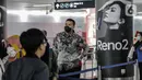 Penumpang menggunakan masker saat antre memasuki kereta Mass Rapid Transit (MRT) di Stasiun Bundaran HI Jakarta, Selasa (3/3/2020). PT MRT Jakarta akan menerapkan pemeriksaan suhu badan penumpang sebagai upaya pencegahan penyebaran virus corona Covid-19 di Jakarta. (Liputan6.com/Faizal Fanani)