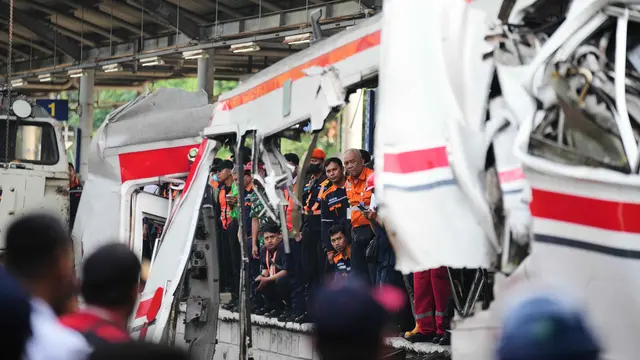 Ditabrak Argo Bromo Anggrek, Gerbong Khusus Wanita KRL Commuter Hancur