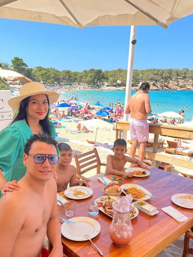 Titi Kamal bareng Christian Sugiono liburan (Instagram/titi_kamall)