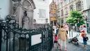 Wisatawan mengunjungi patung Manneken Pis di Brussel, Belgia, pada 28 Juni 2020. (Xinhua/Zhang Cheng)