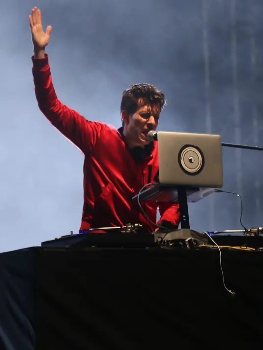 Waktu yang telah menunjukkan pukul 23.00, teriakan histeris terus terdengar saat Disc Jockey asal Inggris, Mark Ronson naik ke atas panggung. (Galih W. Satria/Bintang.com)