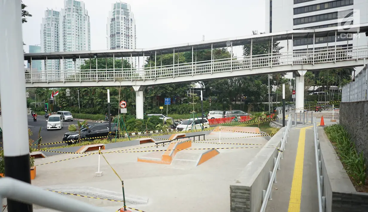 Suasana proyek pembangunan Taman Dukuh Atas di Jalan Jenderal Sudirman, Jakarta, Jumat (2/8/2019). Pembangunan ruang terbuka baru di Dukuh Atas ini diharapkan menjadi ruang bagi pejalan kaki dan lokasi berpindah moda transportasi. (Liputan6.com/Immanuel Antonius)
