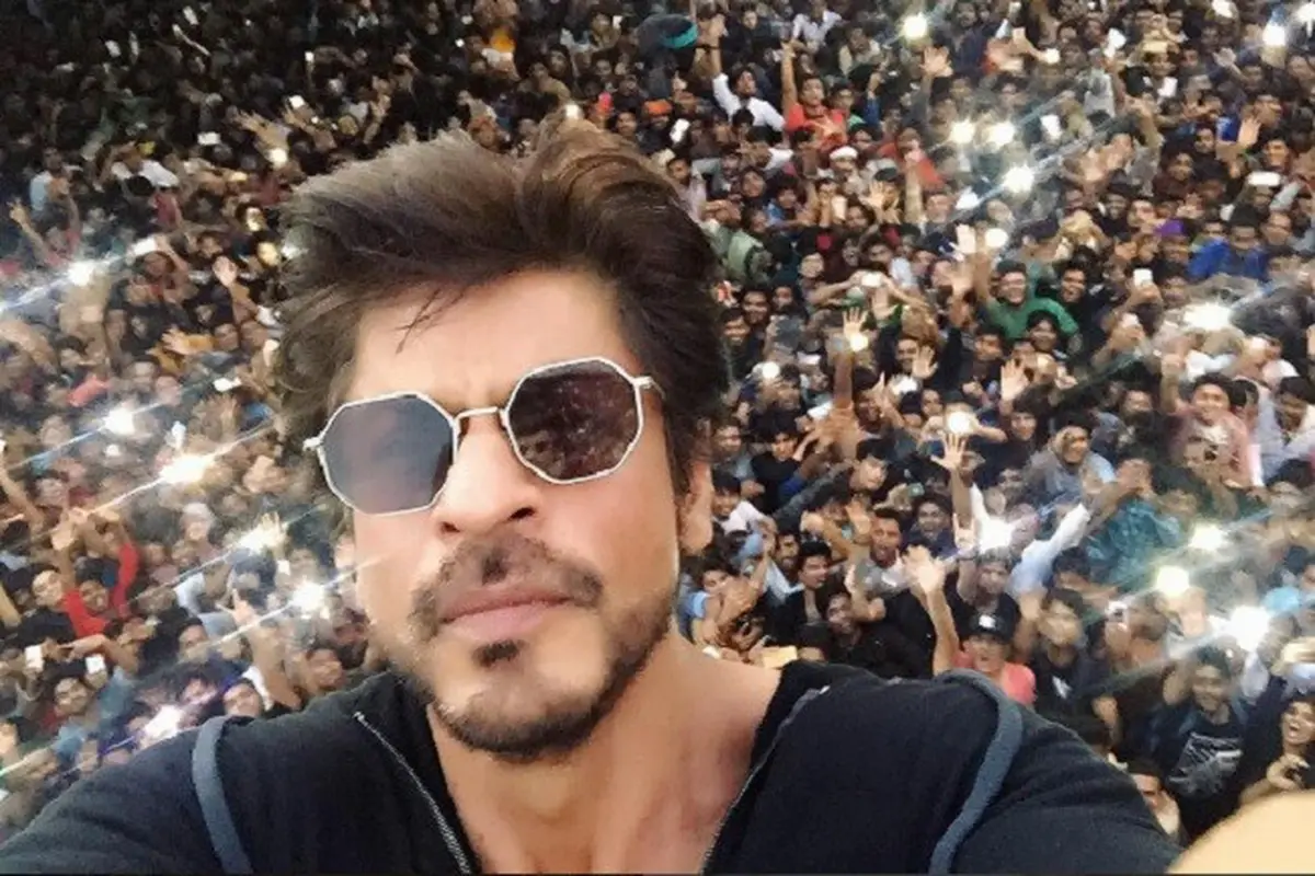 Shahrukh Khan mereyakan ulang tahunnya ke-51 bersama ribuan penggemar. (Instagram/iamsrk)