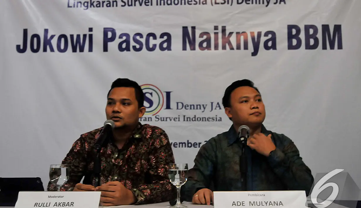 Peneliti Lingkaran Survei Indonesia (LSI), Ade Mulyana (kanan) membeberkan hasil penelitiannya terkait kenaikan harga BBM beberapa waktu lalu, Jakarta, Jumat (21/11/2014). (Liputan6.com/Johan Tallo)