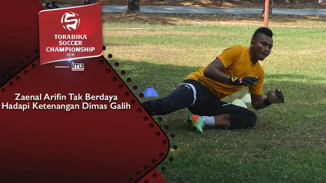 Dimas Galih Pratama, kiper PSM Makassar bermain gemilang pada laga melawan Persela Lamongan. Striker Persela Zaenal Arifin dibuat tak berdaya dengan ketenangannya menjaga gawang tim berjuluk Juku Eja tersebut.