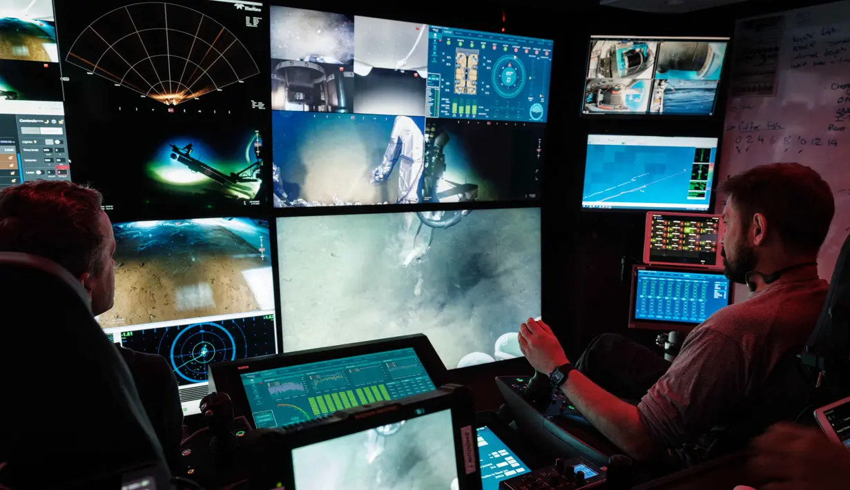 Foto yang diambil pada 10 Januari 2026 menunjukkan kru OceanXplorer, sebuah kapal penelitian yang dioperasikan oleh organisasi nirlaba kelautan OceanX, sedang mengoperasikan kendaraan yang dioperasikan dari jarak jauh (ROV) di ruang kendali di perairan lepas pantai pulau Sulawesi. (YASUYOSHI CHIBA/AFP)