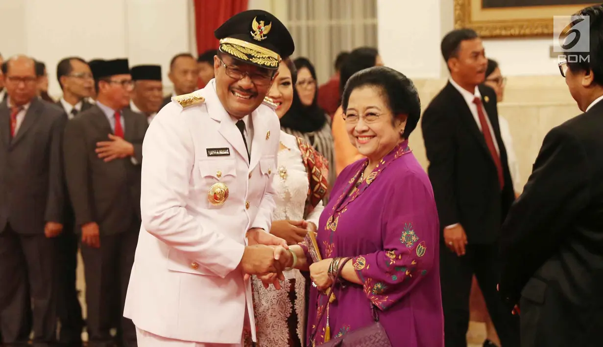 Ketum PDIP Megawati Soekarnoputri memberi selamat kepada Gubernur DKI Jakarta, Djarot Saiful Hidayat usai dilantik di Istana Negara, Jakarta, Kamis (15/6). Djarot dilantik untuk sisa periode 2012-2017. (Liputan6.com/Angga Yuniar)