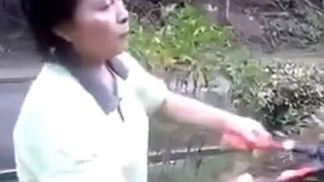 Bikin Mual! Lagi Potong Tanaman, Ibu Ini Makan Bayi Burung Mentah