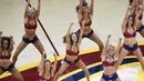 Cleveland Cavaliers Cheerleaders saat tampil pada laga NBA di Quicken Loans Arena, Cleveland, Ohio, AS. (AFP/Timothy A. Clary)