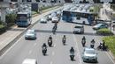Suasana lalu lintas kendaraan di kawasan Jalan Jenderal Sudirman, Jakarta, Rabu (31/7/2019). Gubernur Anies Baswedan menyampaikan sistem pembatasan kendaraan berdasarkan nomor polisi ganjil dan genap menjadi salah satu rencana Pemprov DKI mengatasi polusi udara di Jakarta. (Liputan6.com/Faizal Fanan