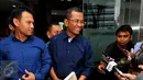 Dahlan Iskan memenuhi panggilan penyidik pidana khusus Kejaksaan Agung, Jakarta, Rabu (17/6/2015). Dahlan diperiksa sebagai saksi kasus dugaan korupsi pengadaan 16 mobil listrik di 3 perusahaan milik BUMN senilai Rp32 miliar. (Liputan6.com/Yoppy Renato)