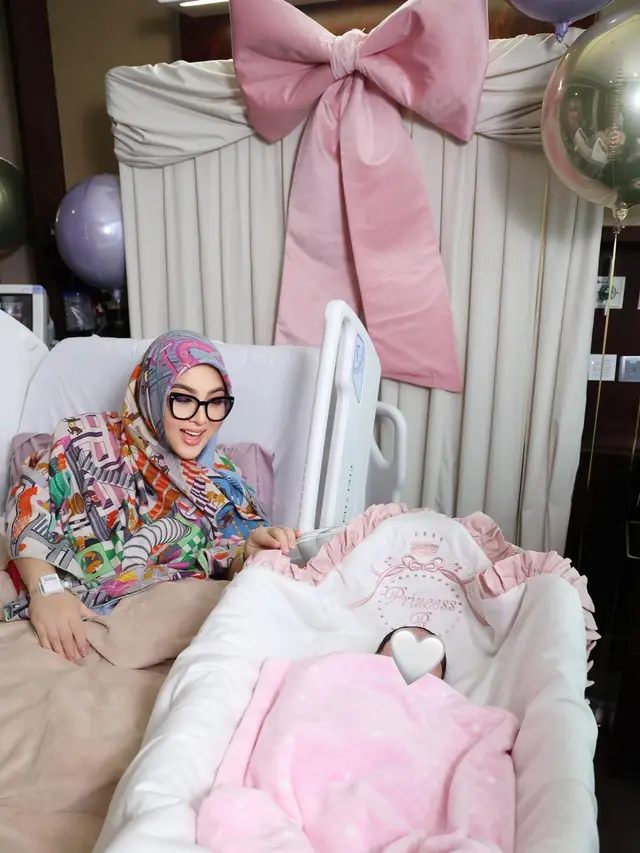 7 Potret Syahrini Unggah Momen Bareng Buah Hati, Bikin Netizen Penasaran
