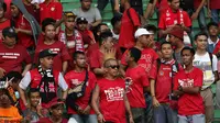 Suporter PSM Makasar saat mendukung timnya melawan Persija pada laga Trofeo Persija  di Stadion Utama Gelora Bung Karno, Jakarta, Sabtu (9/4/2016). (Bola.com/Nicklas Hanoatubun)