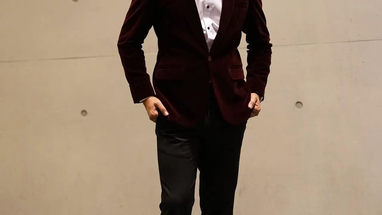 Gaya Deva Mahenra di Busan Film Festival, Dipuji Mirip Oppa Korea
