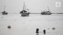 Sejumlah perahu yang membawa pengujung terlihat di Pantai Ancol, Jakarta, Rabu (28/12/2022). Isu cuaca yang kurang bersahabat pada hari ini, tidak menyurutkan keinginan warga menghabiskan libur untuk berwisata di kawasan wisata Ancol. (Liputan6.com/Faizal Fanani)