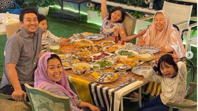 Membaca Buku Jadi Cara Yenny Wahid Lebih Dekat dengan Anak. (dok.Instagram @yennywahid/https://www.instagram.com/p/CDB5EHxgfIh/Henry)