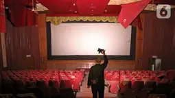 Kondisi Atoom Theatre di kawasan Citeureup Kabupaten Bogor, Jawa Barat, Rabu (30/10/2019). Bioskop yang terbengkalai dari 1998 rencananya akan dijadikan pemutaran film karya sineas muda Joko Anwar dengan judul Perempuan Tanah Jahanam. (Liputan6.com/Herman Zakharia)