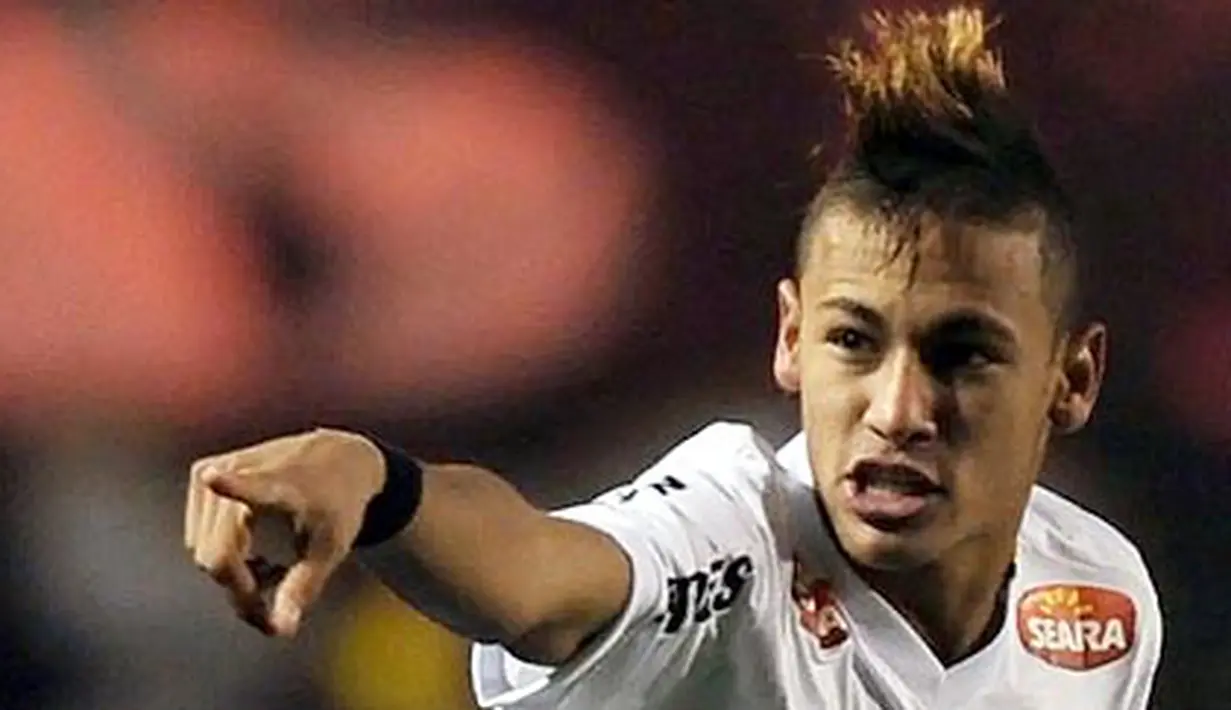 Striker Santos Neymar merayakan gol yang diciptakan ke gawang Penarol pada leg kedua semifinal Copa Libertadores di Sao Paulo, 22 Juni 2011. AFP PHOTO/VANDERLEI ALMEIDA