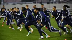 Para pemain Lyon berlatih jelang menghadapi Juventus pada pertandingan leg pertama babak 16 besar Liga Champions 2020 di Decines-Charpieu, Prancis, Selasa (25/2/2020). Lyon akan menjamu Juventus pada Kamis (27/2/2020) dini hari WIB. (DESAIN PHILIPPE/AFP)