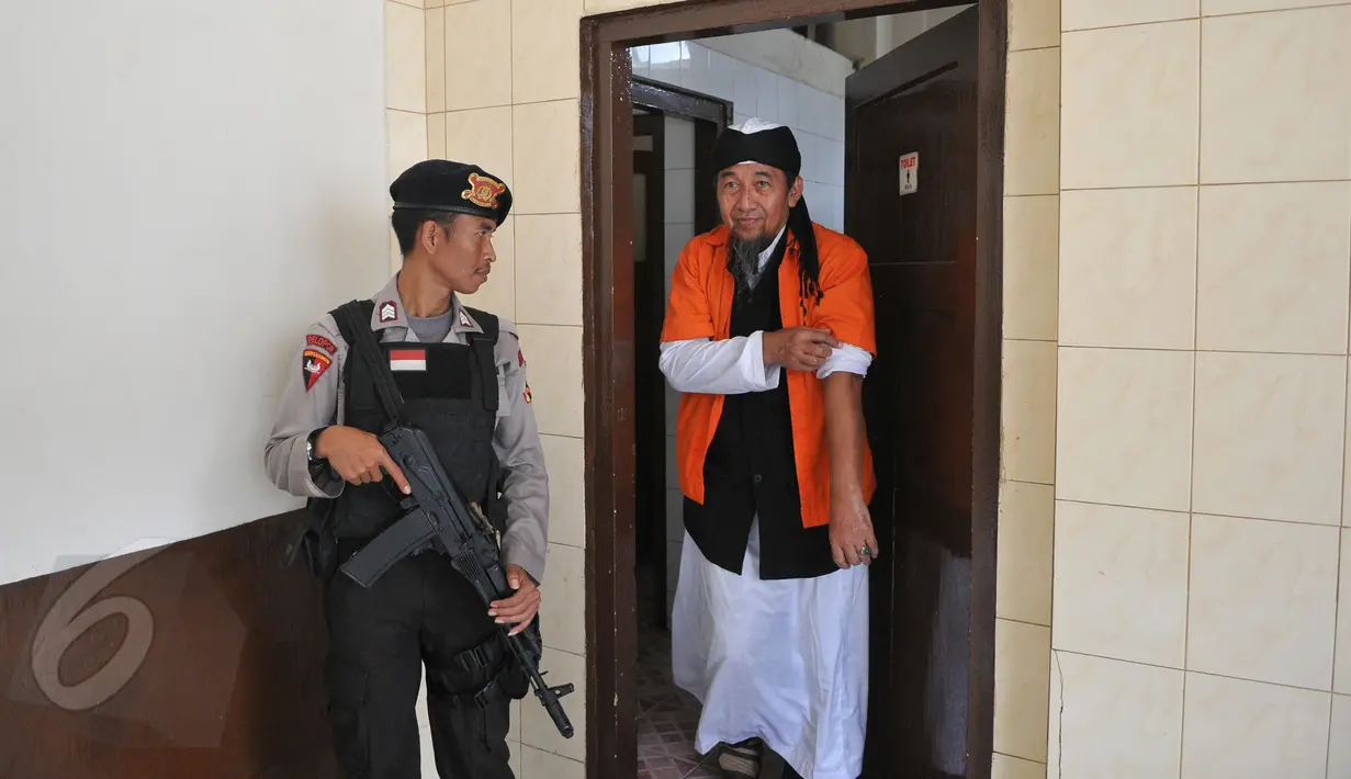 Terdakwa kasus terorisme Afif Abdul Majid bersiap mengikuti sidang tuntutan di PN Jakarta Pusat, Senin (8/6). Afif dituntut 8 tahun penjara atas kasus tindak pidana terorisme dengan mendeklarasikan dukungan kepada ISIS. (Liputan6.com/Herman Zakharia)