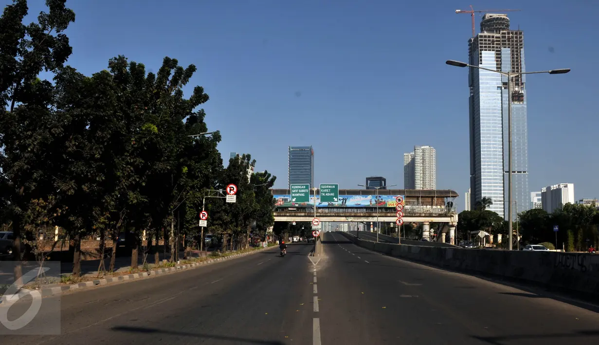 Suasana arus lalu lintas di kawasan Kuningan, Jakarta, Jumat (17/7/2015). Lengangnya arus lalu lintas di Jakarta disebabkan libur bersama perayaan Idul Fitri 1436 H. (Liputan6.com/Johan Tallo)