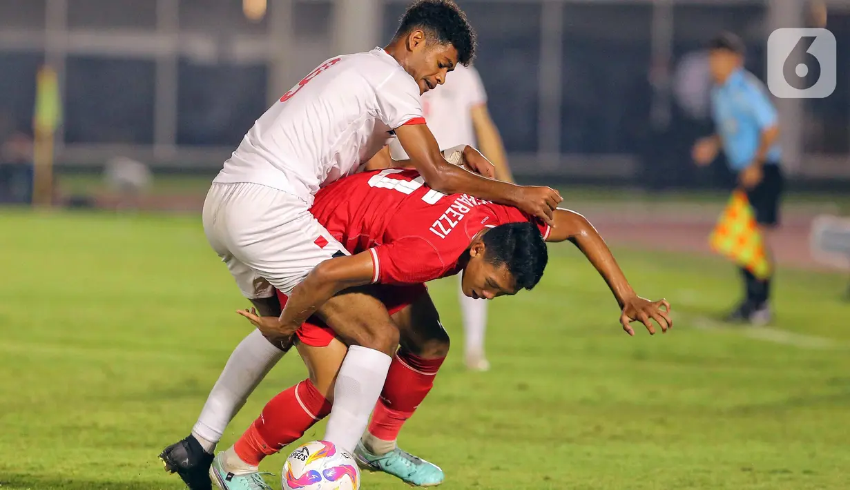 Pemain belakang timnas Indonesia U-20, Muhammad Alfharezzi Buffon (kanan) berebut bola dengan Abdulaziz Awadh Masnom (Yaman) pada pertandingan kualifikasi Piala Asia U-20 grup F di Stadion Madya, Kompleks Gelora Bung Karno, Jakarta, Minggu (29/9/2024). (Liputan6.com/Angga Yuniar)