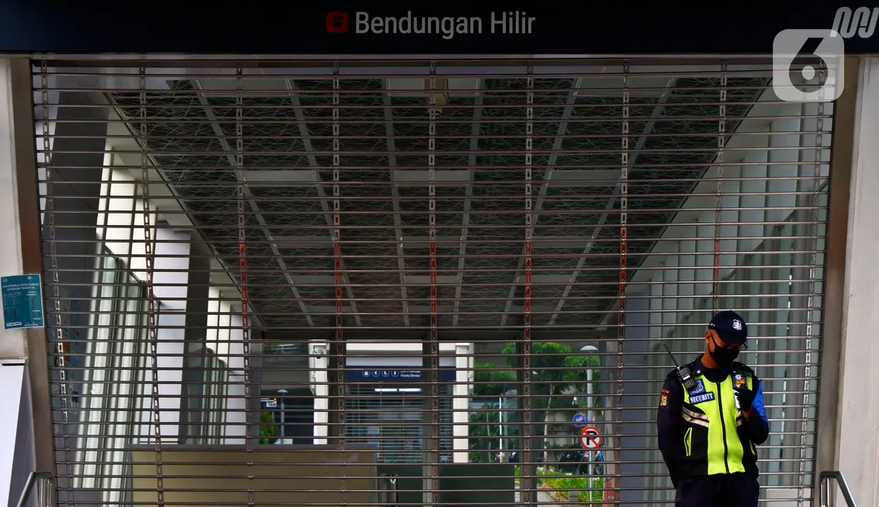 Petugas berjaga di depan pintu masuk menuju stasiun MRT Benhil, Jakarta, Selasa (29/4/2020). PT MRT Jakarta (Perseroda) menutup sementara layanan Stasiun Bendungan Hilir (Benhil) dan Stasiun Senayan sebagai bentuk dukungan penerapan pembatasan sosial berskala besar (PSBB). (Liputan6.com/Johan Tallo)