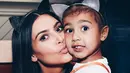 Tak hanya itu, Kim Kardashian pun mengaku dirinya selalu menyempatkan diri untuk miliki waktu main dan berbagi dengan anak-anaknya. (Allure)