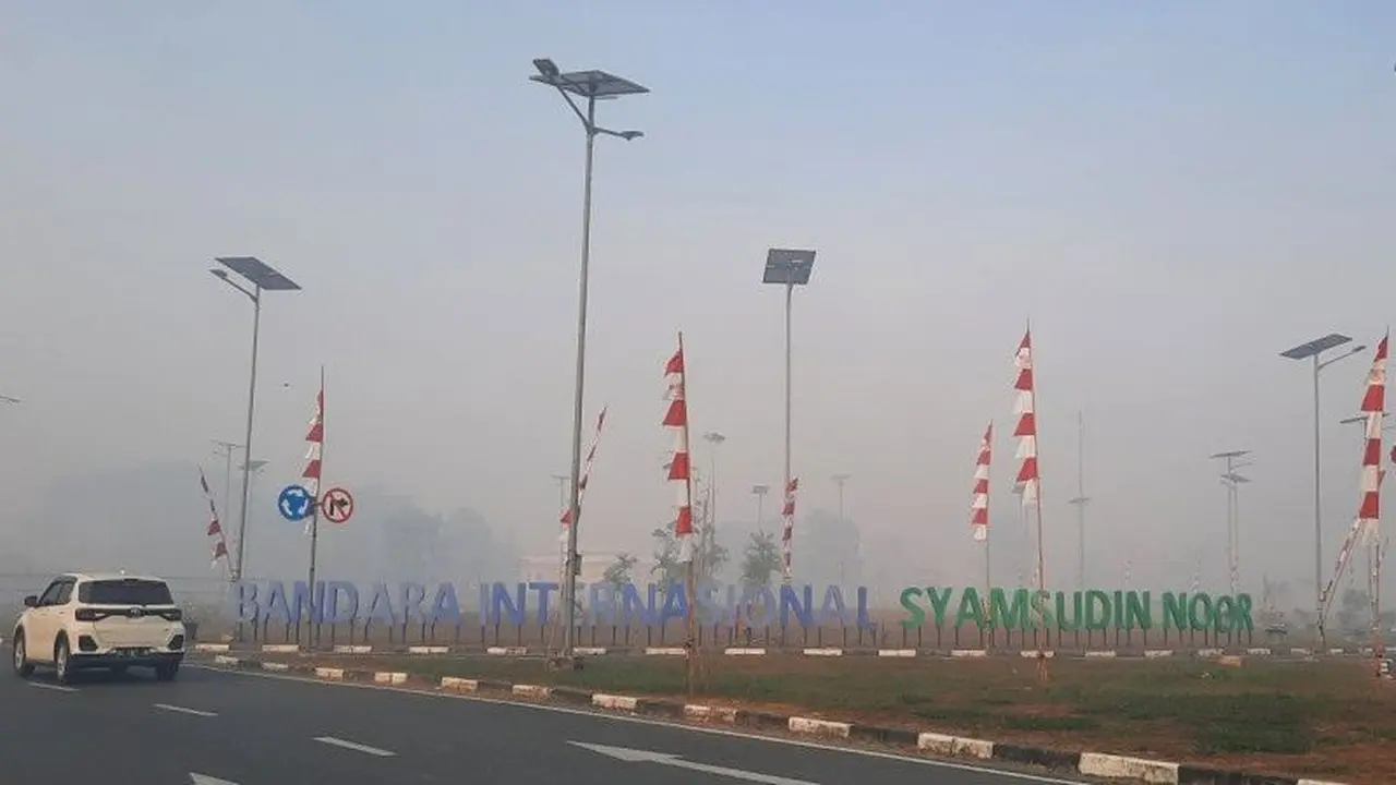 Sejumlah penerbangan terdampak kabut asap akibat kebakaran hutan dan lahan (karhutla) di Bandara Internasional Syamsudin Noor, Banjarbaru, Kalimantan Selatan. (Dok. Antara)