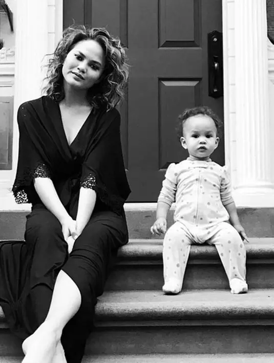 Dalam komentarnya, Chrissy Teigen juga mengatakan bahwa para netizen tidak mengetahui hal lain yang dilakukannya dalam keseharian yang lebih berbahaya. (Instagram/chrissyteigen)